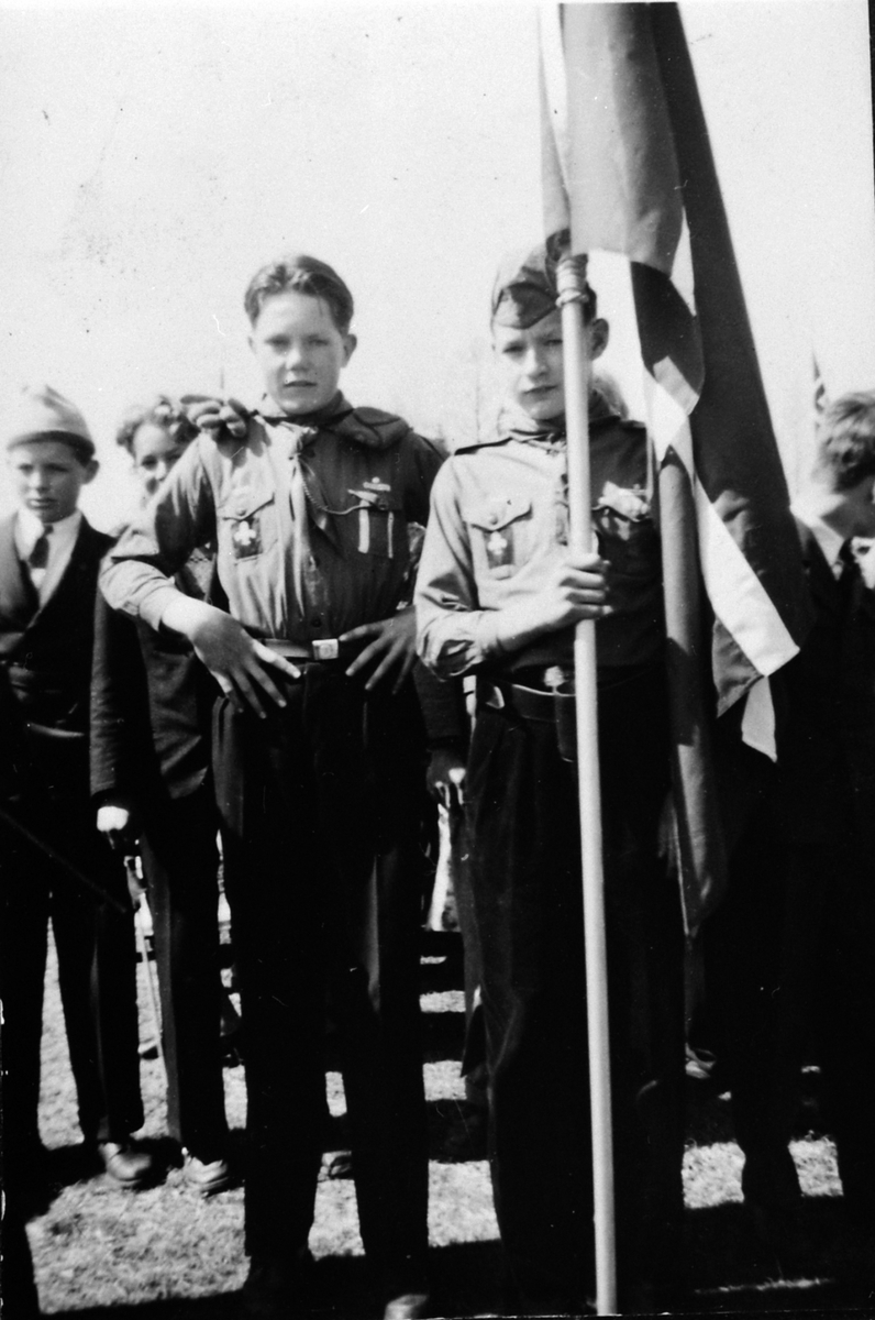 Anno Domkirkeodden, 17. mai på Furu skole, Veldre, Ringsaker. Barn med flagg. Speideren til venstre er Jacob Rud mens flaggbæreren er Stein Andreassen