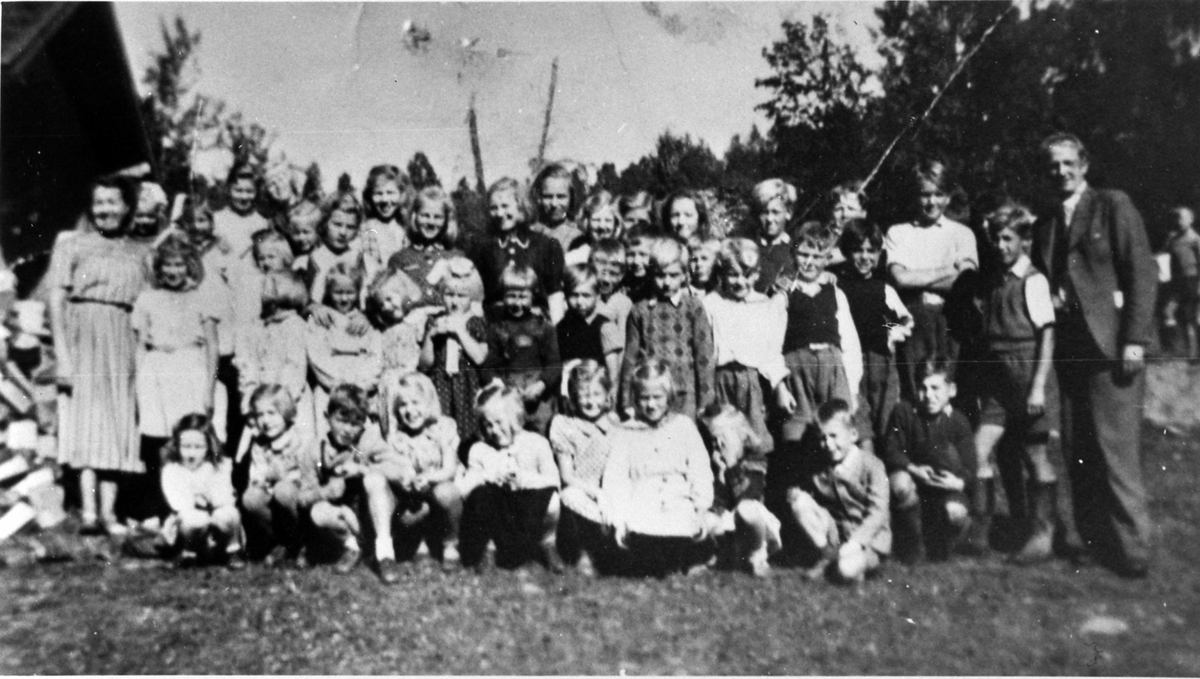 Anno Domkirkeodden, Elever ved Furu skole, Veldre, Ringsaker i 1948. (Se oppstilling på bilde nr.2) 1 Helene Marie Vårnes 2 Bjørg Pettersen 3 Ragna Arntsen 4 Astrid Haga 5 Karen Ellen Østby 6 Kristiane Hammerstad 7 Hildur Olsen 8 Marie Jørås 9 Reidun Hammerstad 10 Gerd Simensen 11 Edit Edvardsen 12 Inger Olafsen 13 Bj…