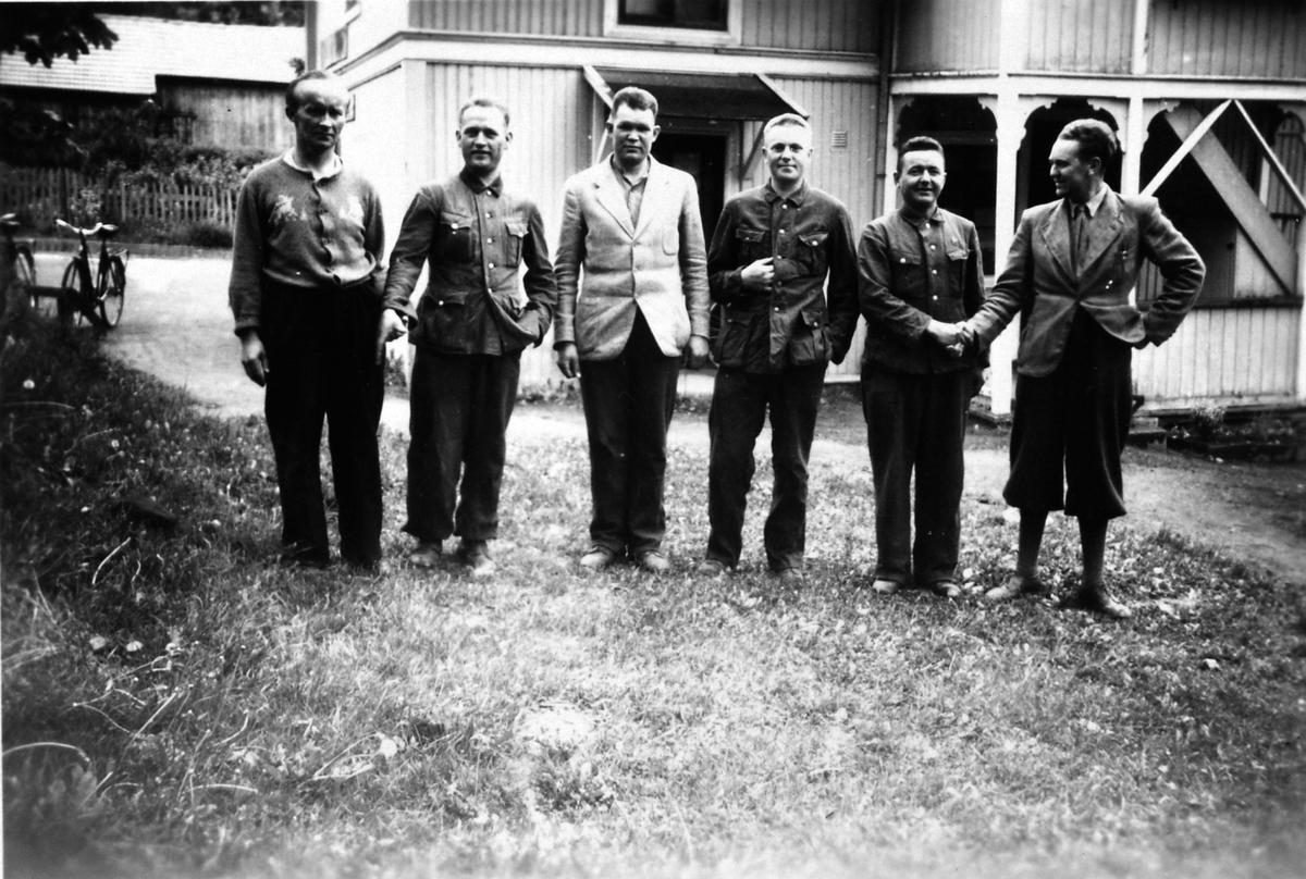 Anno Domkirkeodden, Russiske krigsfanger sammen med en nordmann i bakgården på Knippa i Storgata, Moelv. 1945.