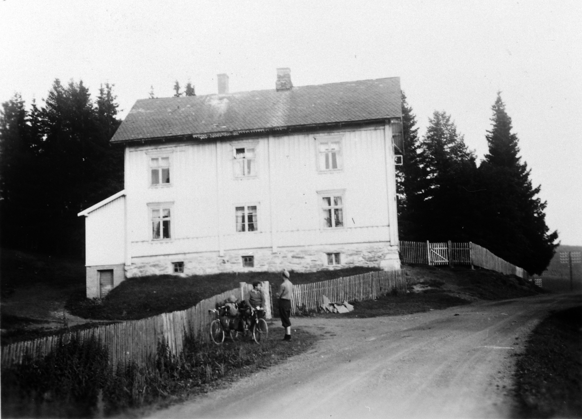 Anno Domkirkeodden, Eksteriør, hovedbygning, Øvre Bergundhaugen, Mesnali, Ringsaker, syklister.