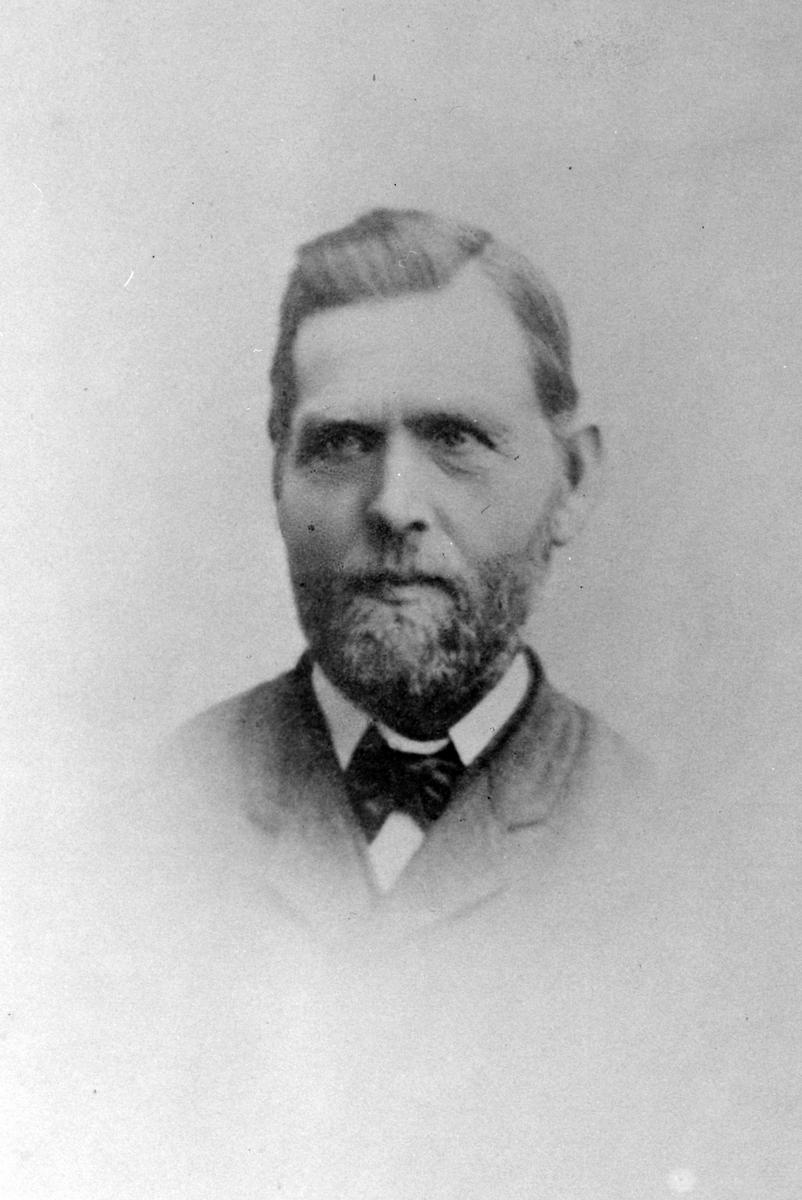 Anno Domkirkeodden, Portrett, Hans Larsen Storlien (1833-1920), eier av Storlien, Ringsaker fra 1862 til 1894, gift med Helene Olsdatter ca. 1865.