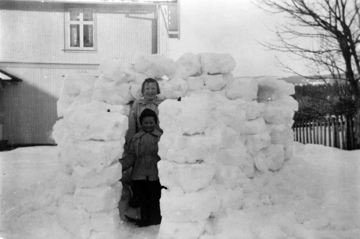 Anno Domkirkeodden, Barnelek i snøen på Torsæte gard, Veldre, Ringsaker. 1955.