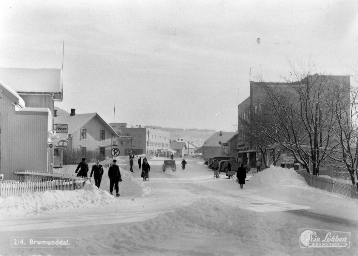 Anno Domkirkeodden, Ringsakervegen, Furnesvegen. Til venstre er Solberg Frisørsalong, bakeri, Aage Thomassen, Gudahlgården, til høyre er Grand Hotell, Brumunddal, 1955-60.