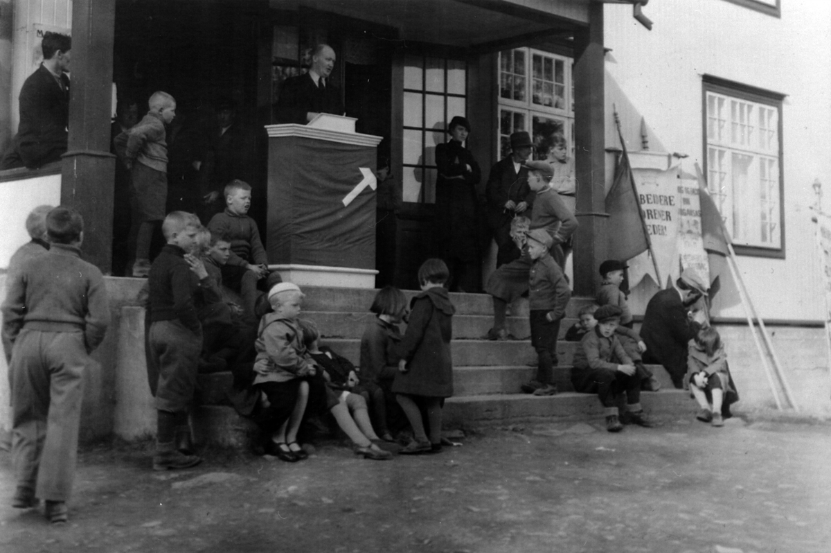 Anno Domkirkeodden, Ordfører Fonstad holder 1. maitale på trappa til Folkets Hus, Moelv.