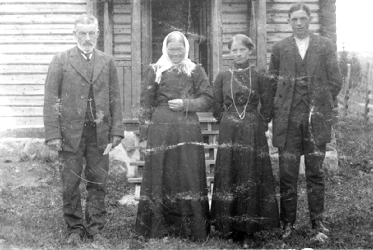 Anno Domkirkeodden, Lars (1853-1931) og Ingeborg (1862-1941) Kleiven til venstre, de andre ukjente, Kleiven, Veldre, Ringsaker.