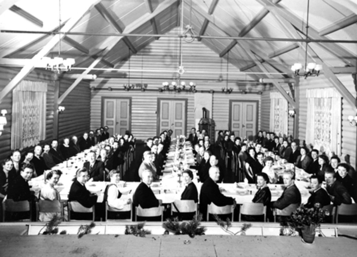 Anno Domkirkeodden, Veldre Mannskor og Veldre Musikkforening i årsmøte med festmiddag i festsalen på Veldrom forsamlingslokale, Veldre, Ringsaker. 1956.