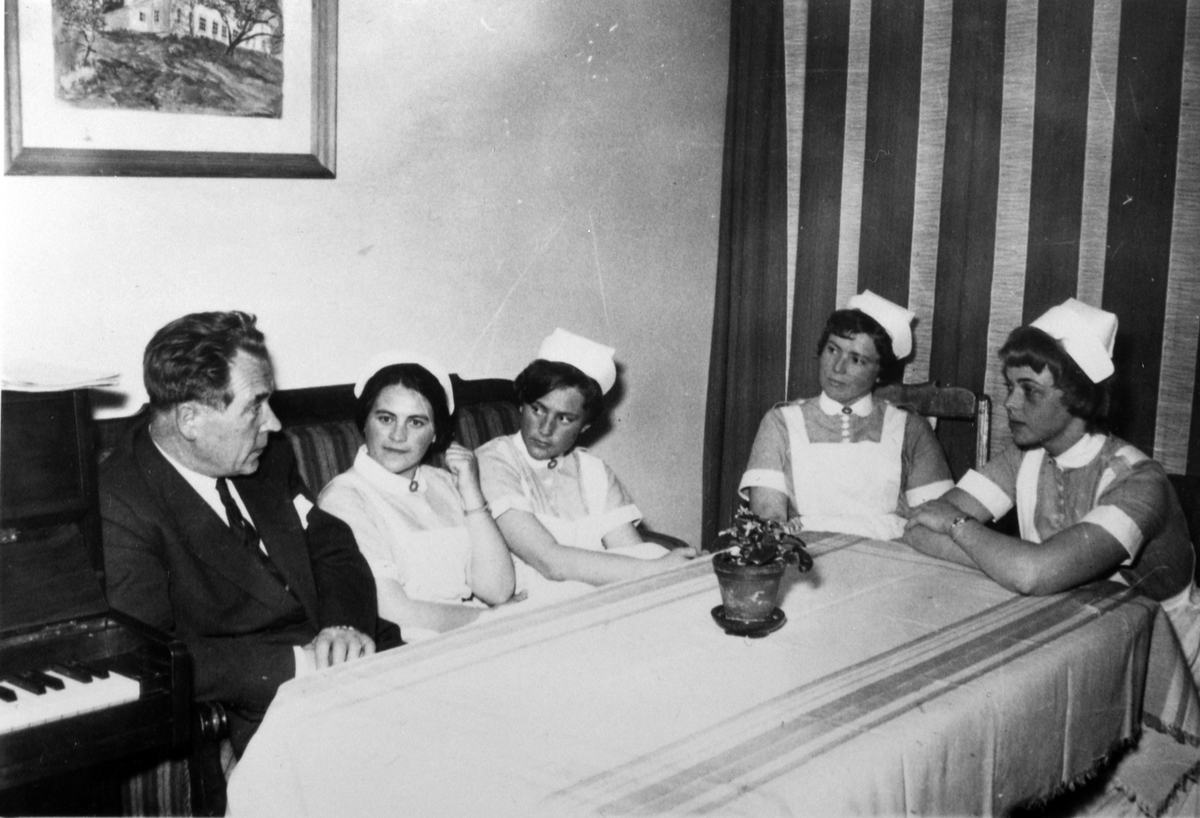 Anno Domkirkeodden, 5 personer ved bord. Til venstre er doktor Seland, nummer 3 fra venstre er Turid Roterud. Kvinneklinikken i Furnes.