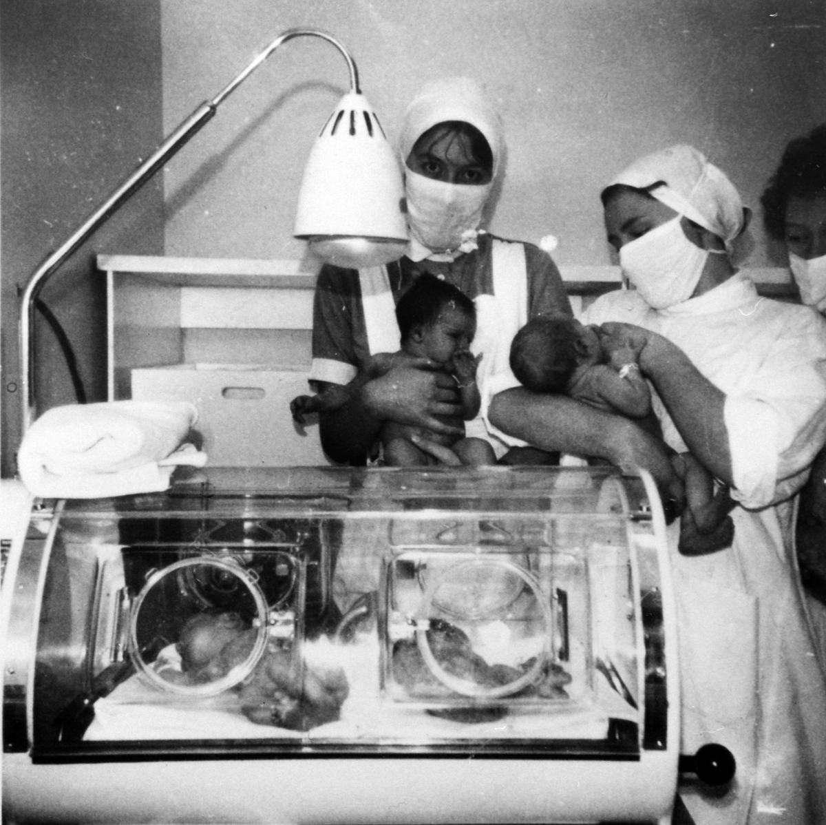 Anno Domkirkeodden, Kvinneklinikken i Furnes. Barn i kuvøse. Til høyre er Turid Roterud.