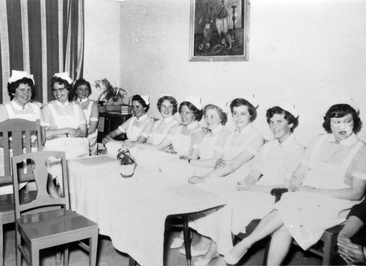 Anno Domkirkeodden, Barnepleiertilstelning, utdeling av vitnemål, kvinneklinikken i Furnes.