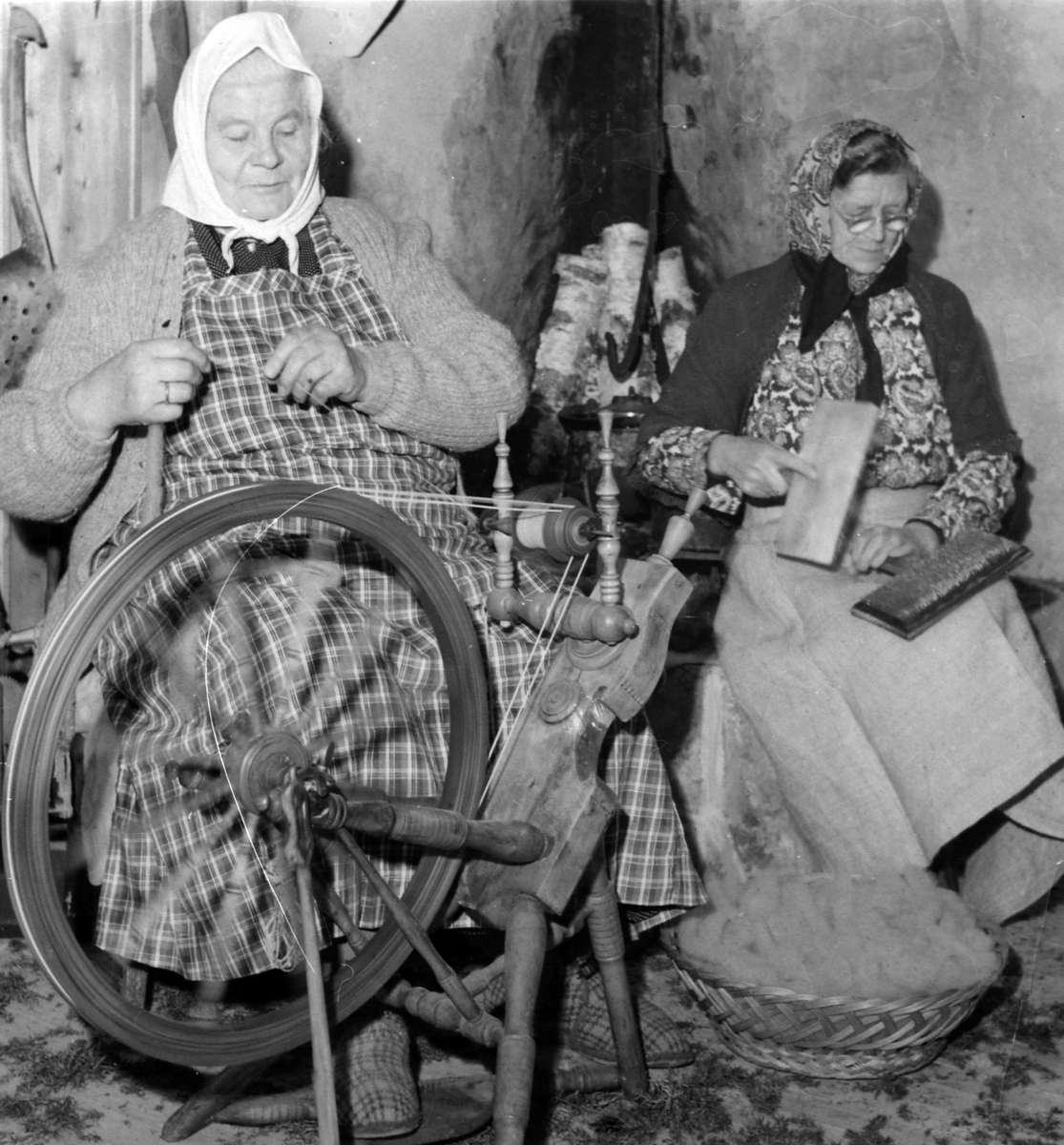 Anno Domkirkeodden, Bygdeutstilling, Tingvang. Ringsaker, bondekvinnelaget demonstrerer karding og spinning av ull. Gunda Sørli ved rokken og Oline Amb karder ull. 1953.