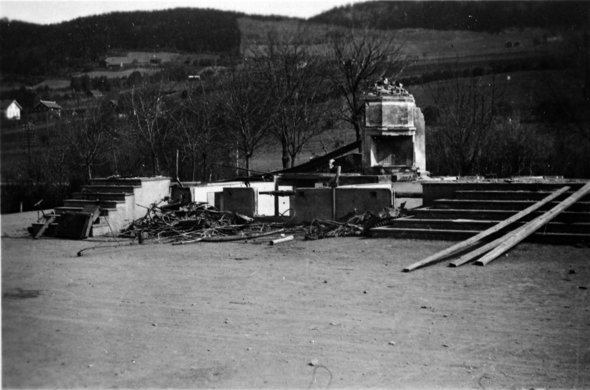 Anno Domkirkeodden, Peisen i skolebygningen på Statens Hagebruksskole, Vea, Moelv. Brant ned til grunnen under kampene på Ring i april 1940.