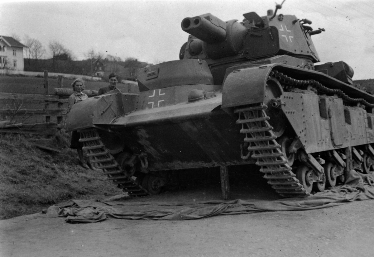Anno Domkirkeodden, Stridsvogn, panservogn på Ring i Ringsaker, april 1940.