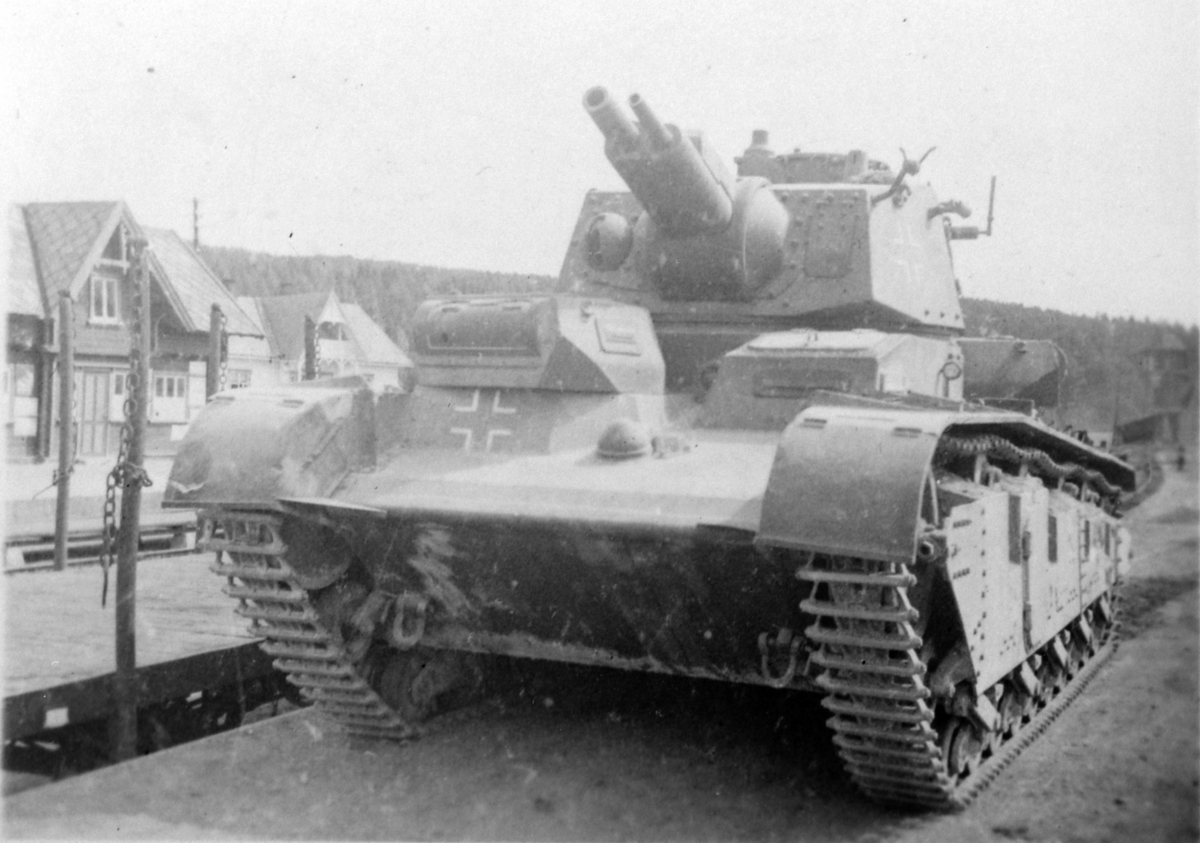 Anno Domkirkeodden, Tysk stridsvogn i Moelv etter kampene på Ring i april 1940. Klar for innlasting på jernbanevogn på Moelv stasjon. Den andre verdenskrig.