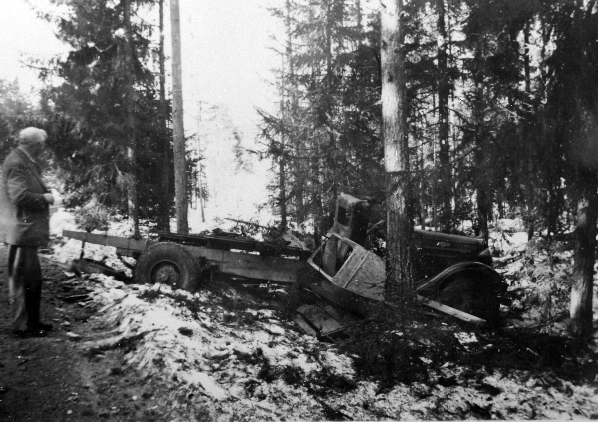 Anno Domkirkeodden, "Nilsen og NS bil ved Næroset", krigshandlinger, Ringsaker, april 1940.