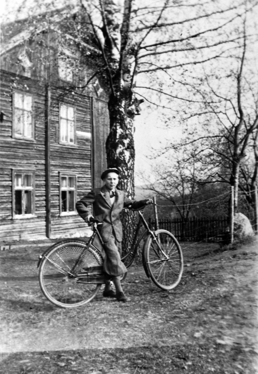 Anno Domkirkeodden, Præstvegen ved Dalheim, tømmerhus, Leif Bekkelund f. 1924, sykkel.