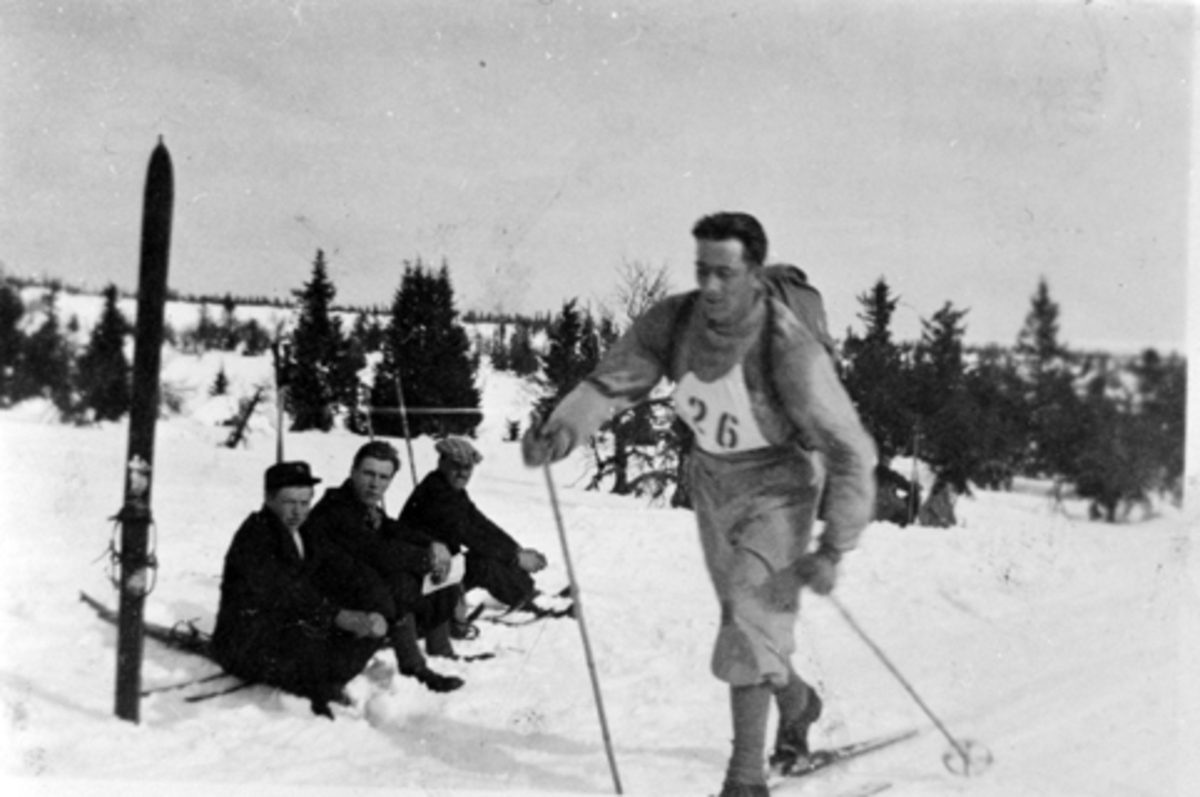 Anno Domkirkeodden, Olaf Hofsbakken, Snertingdal. Birkebeinerrennet 1936. Tilskuere langs løypa, Peder Brennlien, Albert Brennlien, Peder Smedbakken. Langrenn.