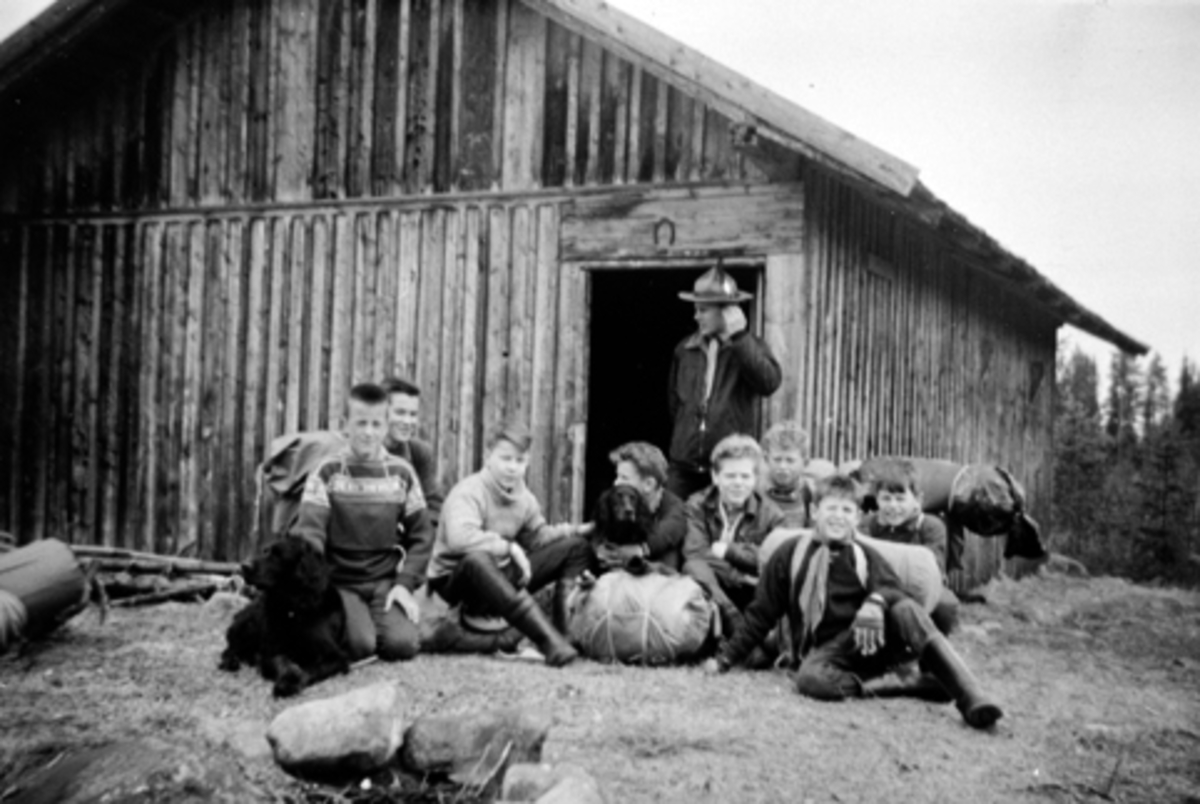 Anno Domkirkeodden, Gruppe speidere foran Lekemyrskoia, Brumunddalsgutter, ingen roverspeidere i Brumunddal på den tiden. 1. rekke fra venstre: Ivar Molstad, Carl Reinert Lindman, ... ? Krølltoppen Thor Lillehovde, under min venstre albue, kan sikkert være behjelpelig med de øvrige navnene. Bak står troppsassistent. A…