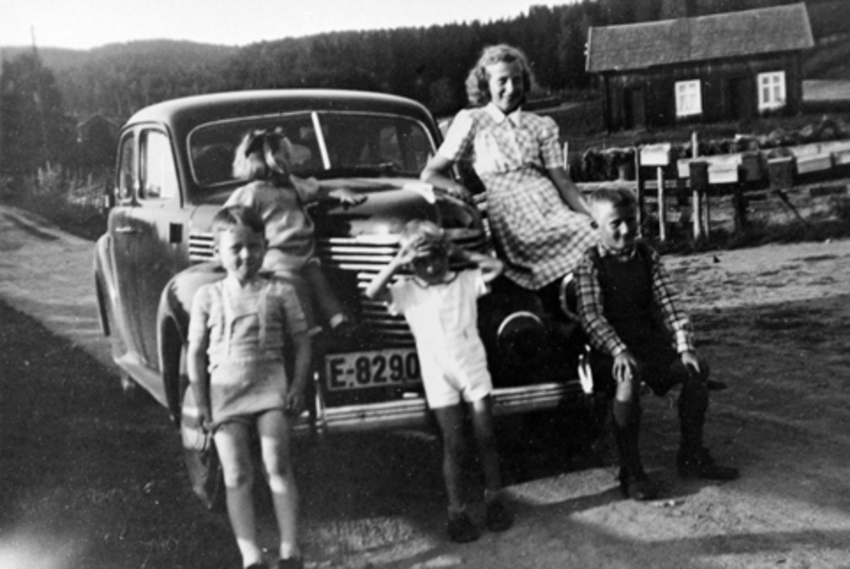 Anno Domkirkeodden, Barn fra venstre er Anders Ole og Randi Johanne Hauglid, fetter Terje Kjøbstad i midten, Reidun Larsen og Knut Ole Hjelvik, bilen er en Opel Kaptein, bak er husmannsplassen Kalbakken under Tømmerli.