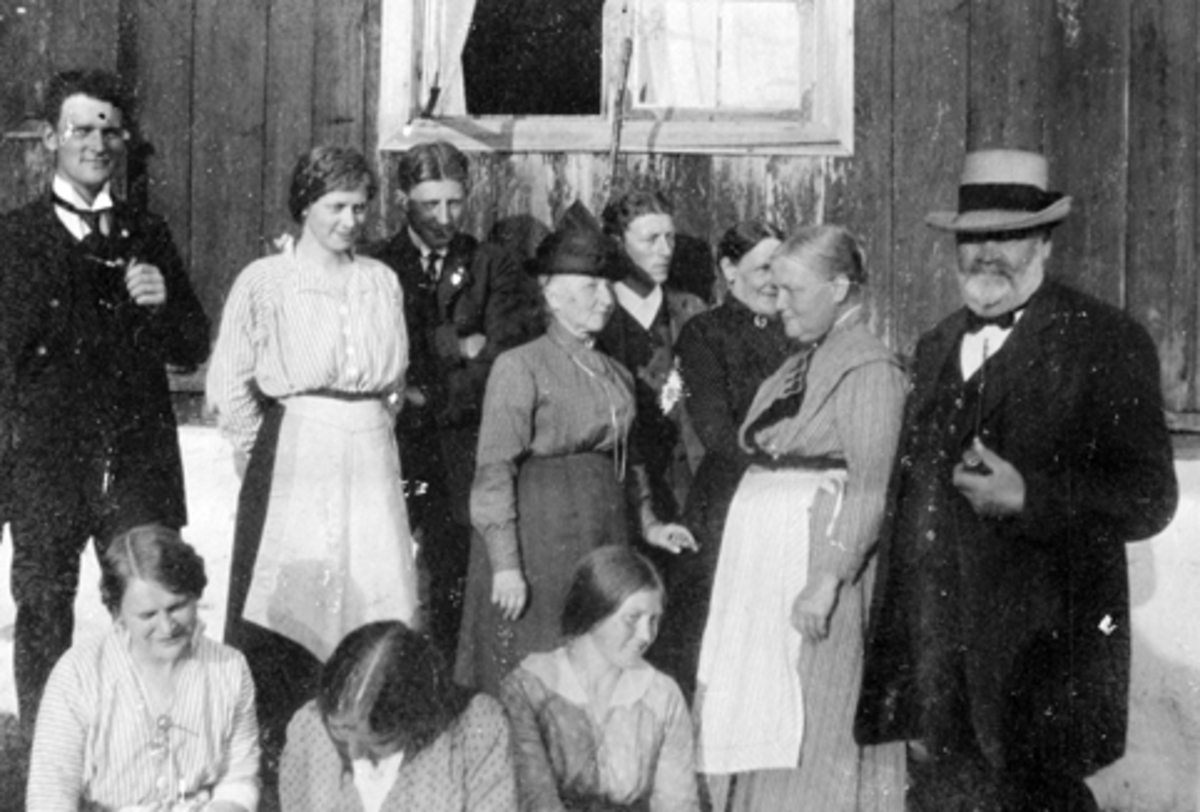 Anno Domkirkeodden, Foran hovedbygningen på Simenstad, Veldre. Fra venstre Haaken Simenstad, Helene Simenstad; Ernst Sorgendal, ukjent, ukjent, Hilda Sorgendal (eldre dame med hatt). Dina og Ansten Simenstad, Søstrene Kristine, ukjent, ukjent.