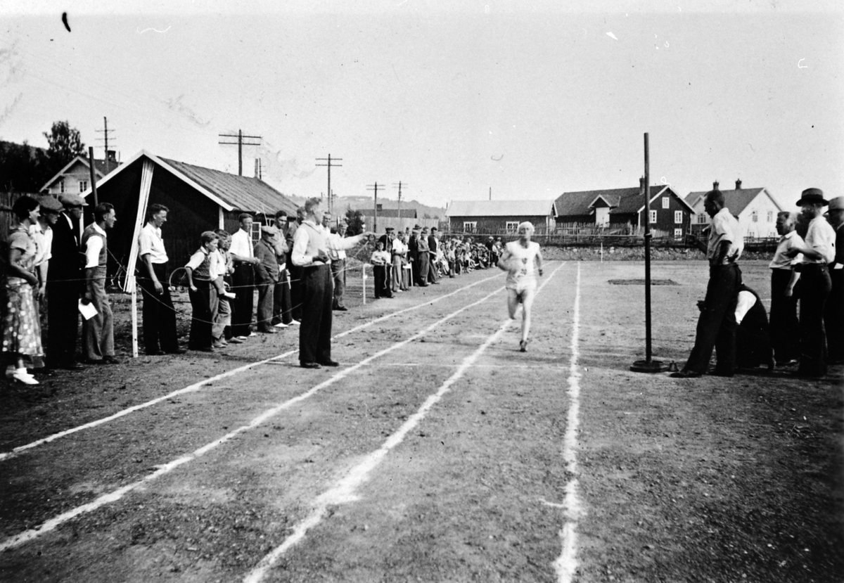 Anno Domkirkeodden, Fram Idrettslags nasjonalt stevne, 14. juli 1935, Asbjørn Nicolaysen vinner 5000-meteren overlegent.