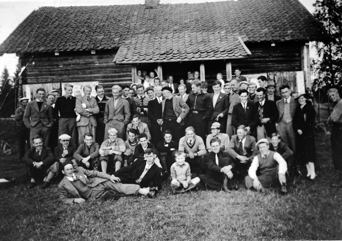 Anno Domkirkeodden, Fram Idrettslag, Brumunddal, gruppe orienteringsløpere på Opsahlødegården, september 1938.
