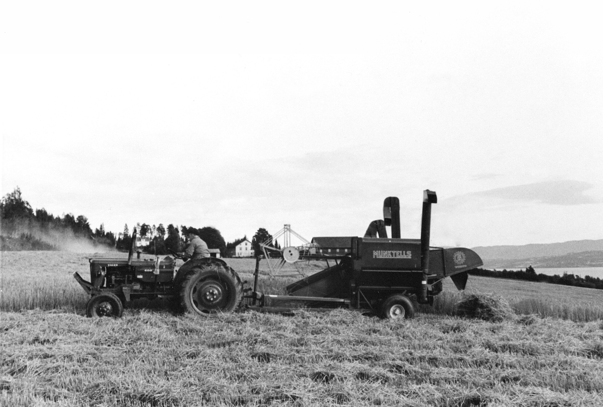 Anno Domkirkeodden, Volvo traktor med Munktells slepetresker. Den første på Sandvold, Nes, Hedmark. 17.9-1965: