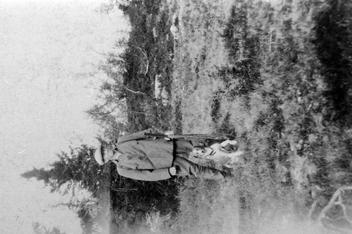 Anno Domkirkeodden, Hans O. Houmb med hund i villmarka, Veldre.