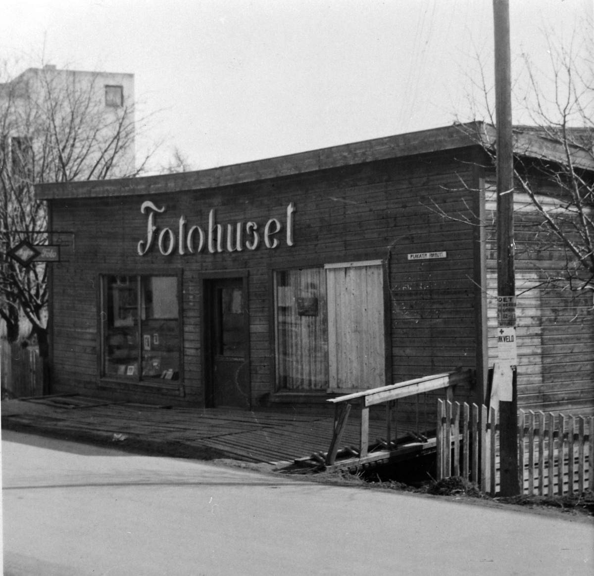 Anno Domkirkeodden, Fotohuset i Ringsakervegen, Brumunddal 1946. Fotograf Thiis Juell holdt til her.