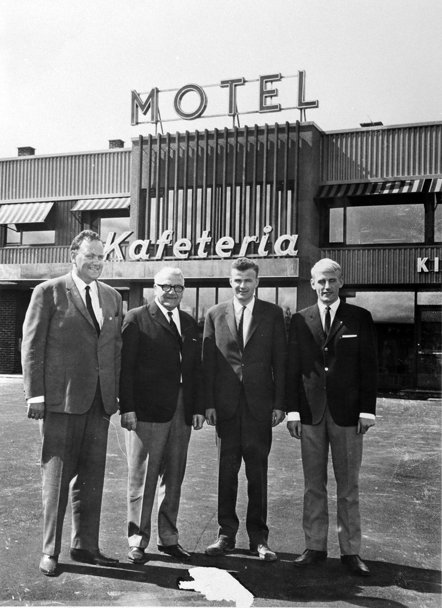 Anno Domkirkeodden, Grunnlegger av Olrud Auto Ivar Olrud med sønnene sine på åpningsdagen for Olrud City 28. 6. 1968. Fra venstre er Ivar Wilhelm Olrud, Ivar Olrud, Eivind Olrud og Jon Olrud.