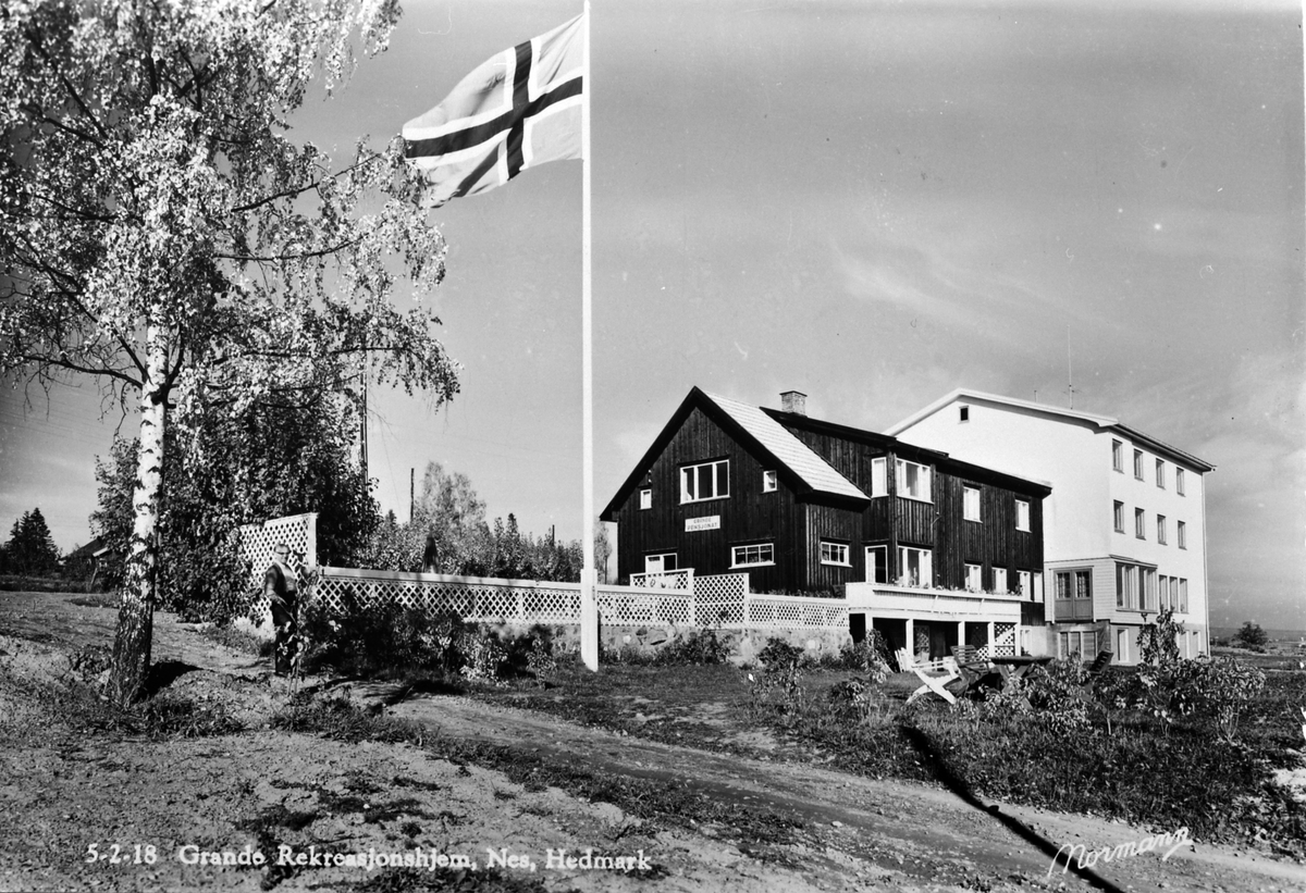 Anno Domkirkeodden, Flagg på Grande Pensjonat, senere Grande Rekreasjonsheim, Nes, Hedmark.