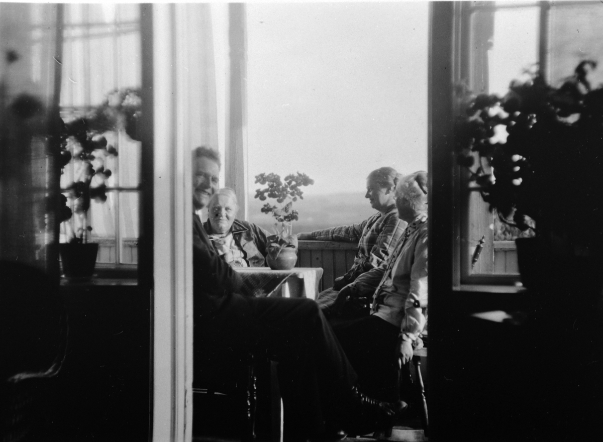 Anno Domkirkeodden, Gruppe personer på veranda på SImenstad gård, Veldre, Ringsaker, 1929.