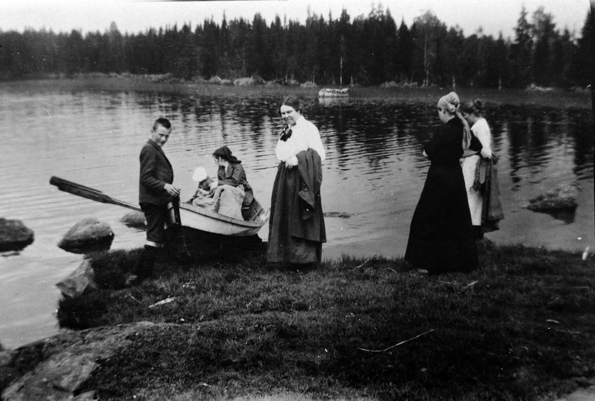 Anno Domkirkeodden, Gruppe voksne og barn ved robåt på Sør-Mesna, Ringsaker.