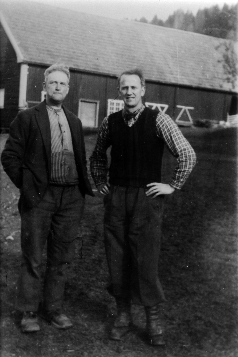 Anno Domkirkeodden, To menn på Simenstad gård, Veldre, Ringsaker.