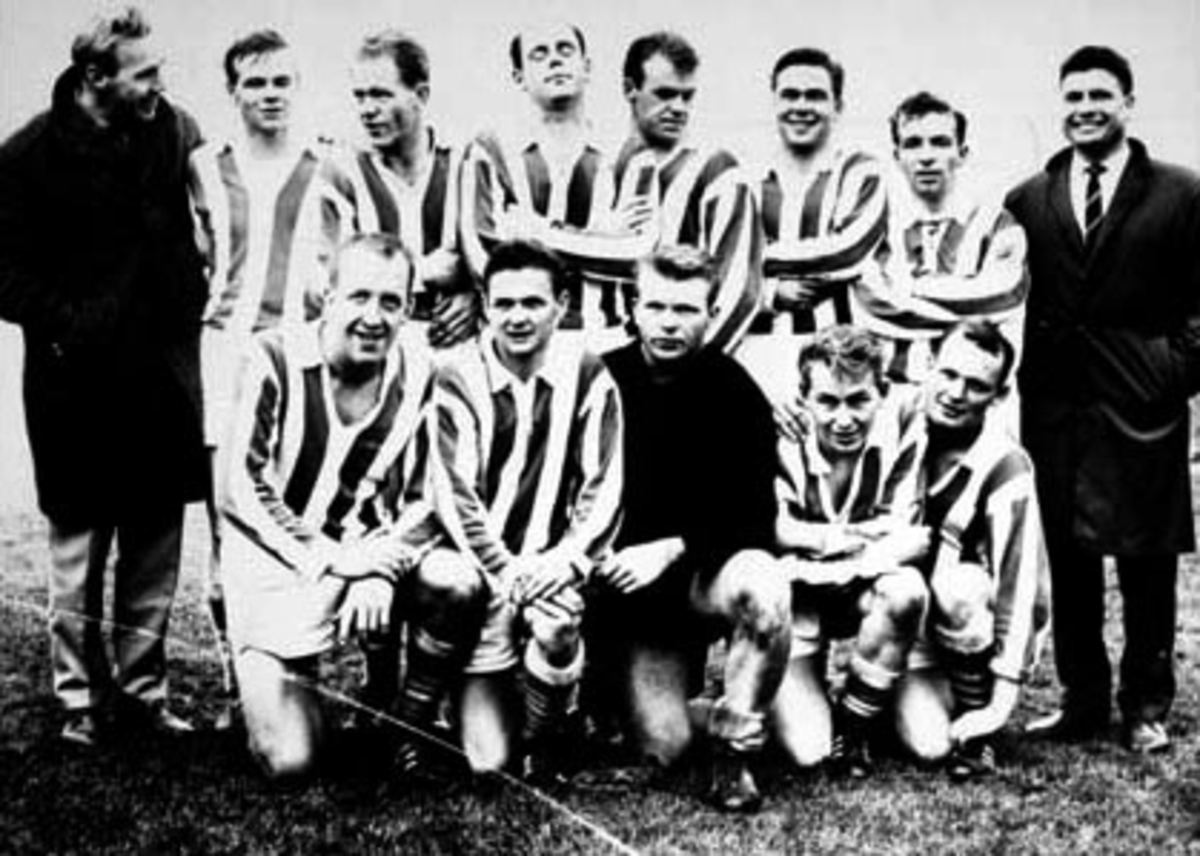 Anno Domkirkeodden, Fotballag fra Moelven I.L. Lagfoto med trener og oppmann. Klare for opprykk etter kampen mot Slemmestad på Åråsen. Bak fra venstre er Per Torkehagen (trener), Helge Lundestein, Svein Wolla, Asbjørn Olsen, Arve Eng, Svein Erik Bjerke, Lars Evensen, Reidar Bakkeli (oppmann). Foran fra venstre er Jan …