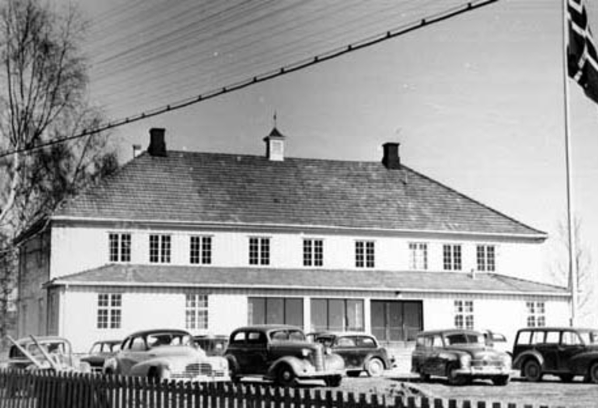 Anno Domkirkeodden, Bjørkhoel forsamlingslokale, Nydal, Furnes, biler, flagg.