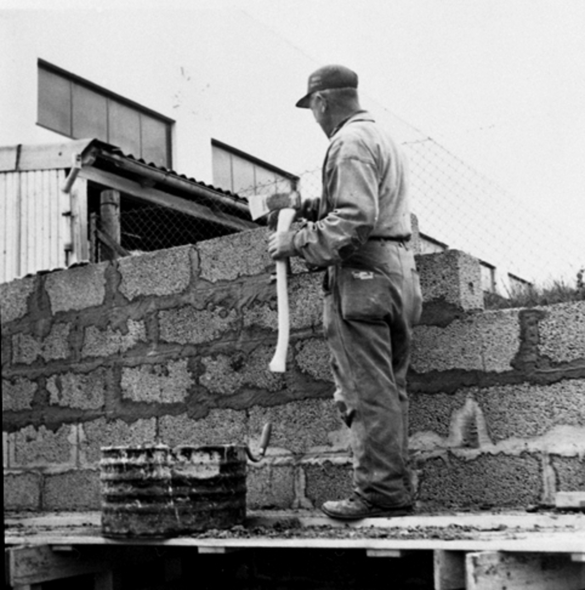 Anno Domkirkeodden, Berger Langmoen A/S, Brumunddal. Ny parkettfabrikk bygges på Husebyenga. Muring med Lecastein.