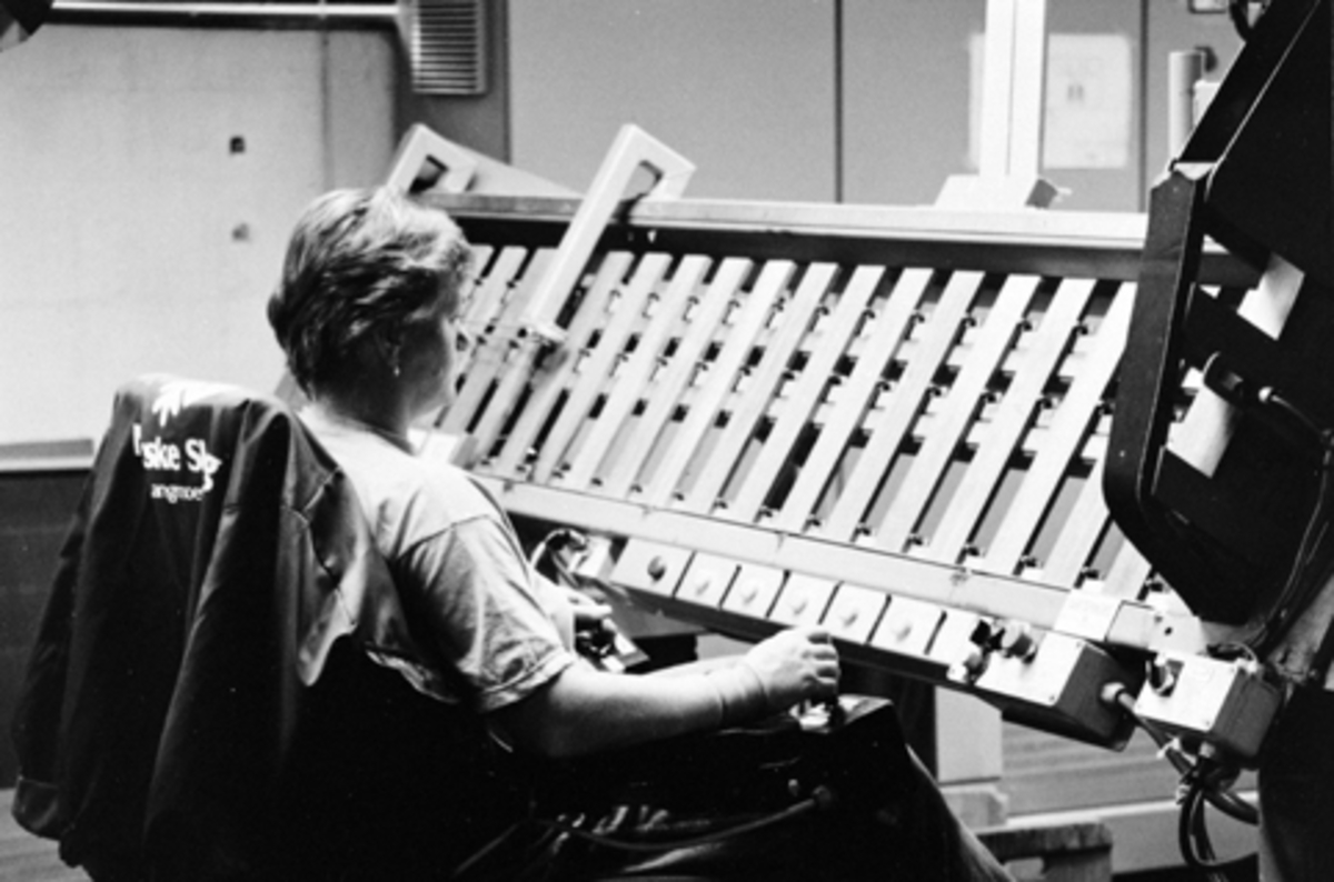 Anno Domkirkeodden, Berger Langmoen A/S, Norske Skog, Brumunddal. Interiør, parkettfabrikken. Produksjon av parkett, kvinner kontrollerer staver.