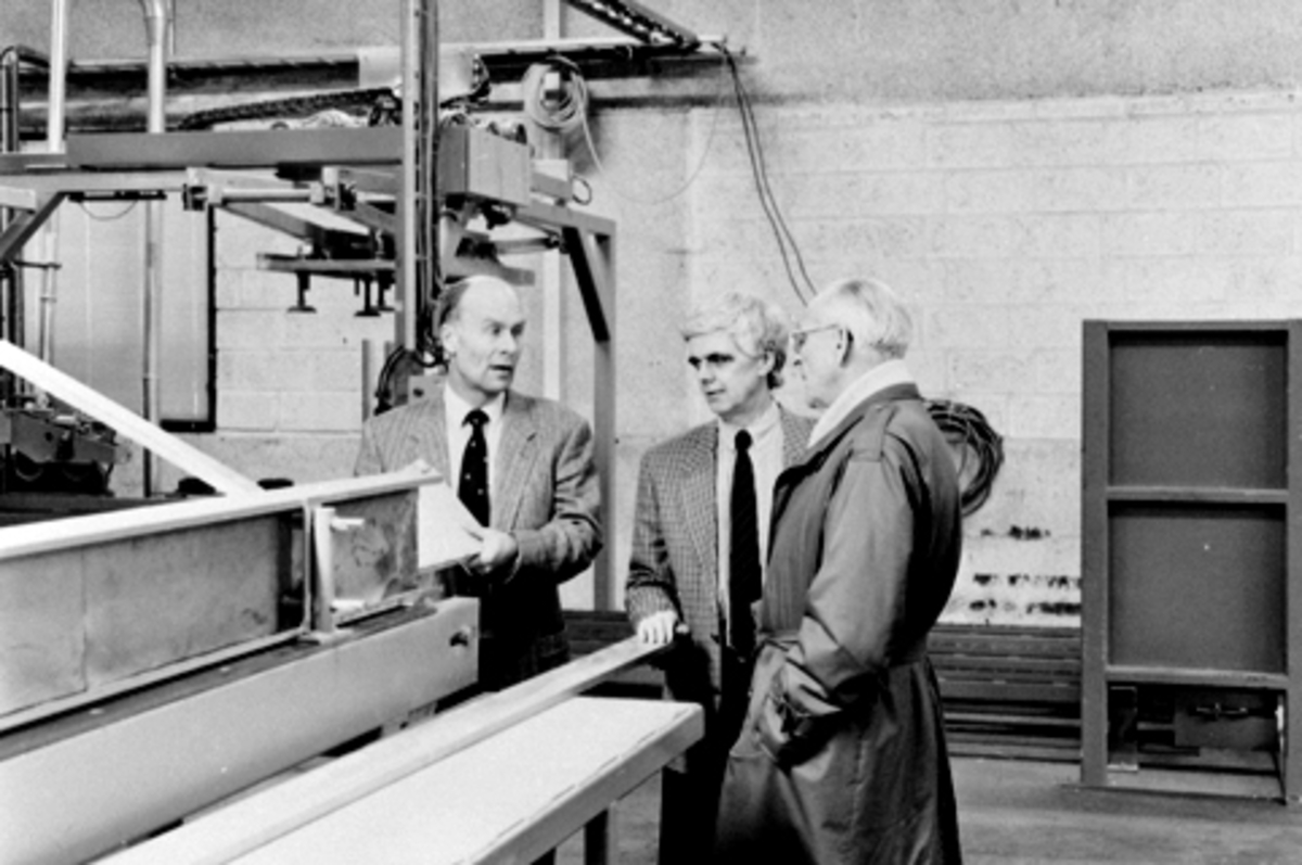 Anno Domkirkeodden, Berger Langmoen A/S, Norske Skog, Brumunddal. parkettfabrikken, fra venstre adm. dir. Sverre Larsen, fabrikksjef Kåre Karlsen, og biskop Georg Hille.