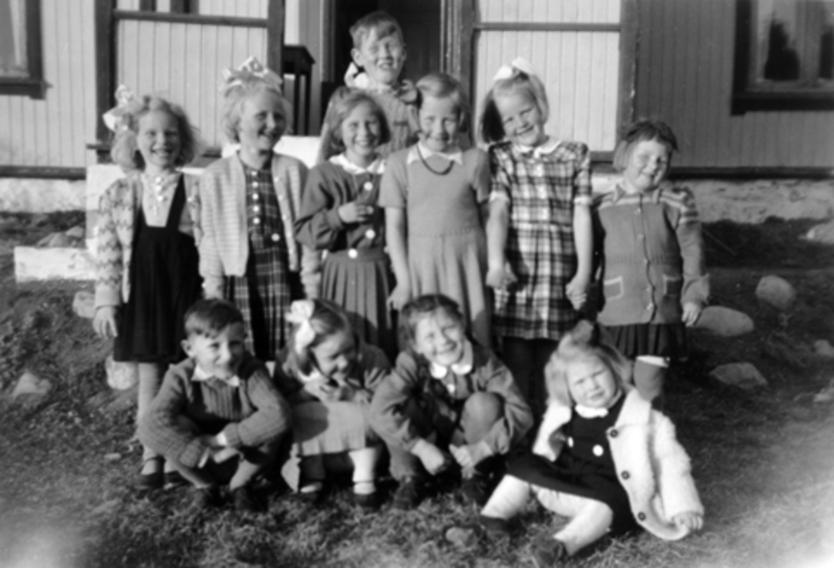 Anno Domkirkeodden, Fødselsdagsfeiring i Snippen nedre, Veldre, Ringsaker. Randi Johanne Bakke fyller 5 år. Fra venstre er Anne Lisa Berg fra Tømmerli, Turid Bekkevold (tremenning), Astrid Mæhlum (kusine), bursdagsbarnet, Wenche Houmb og Liv Evensen. På huk foran sitter fra venstre Terje Kjøbstad (fetter), Randi Berit…
