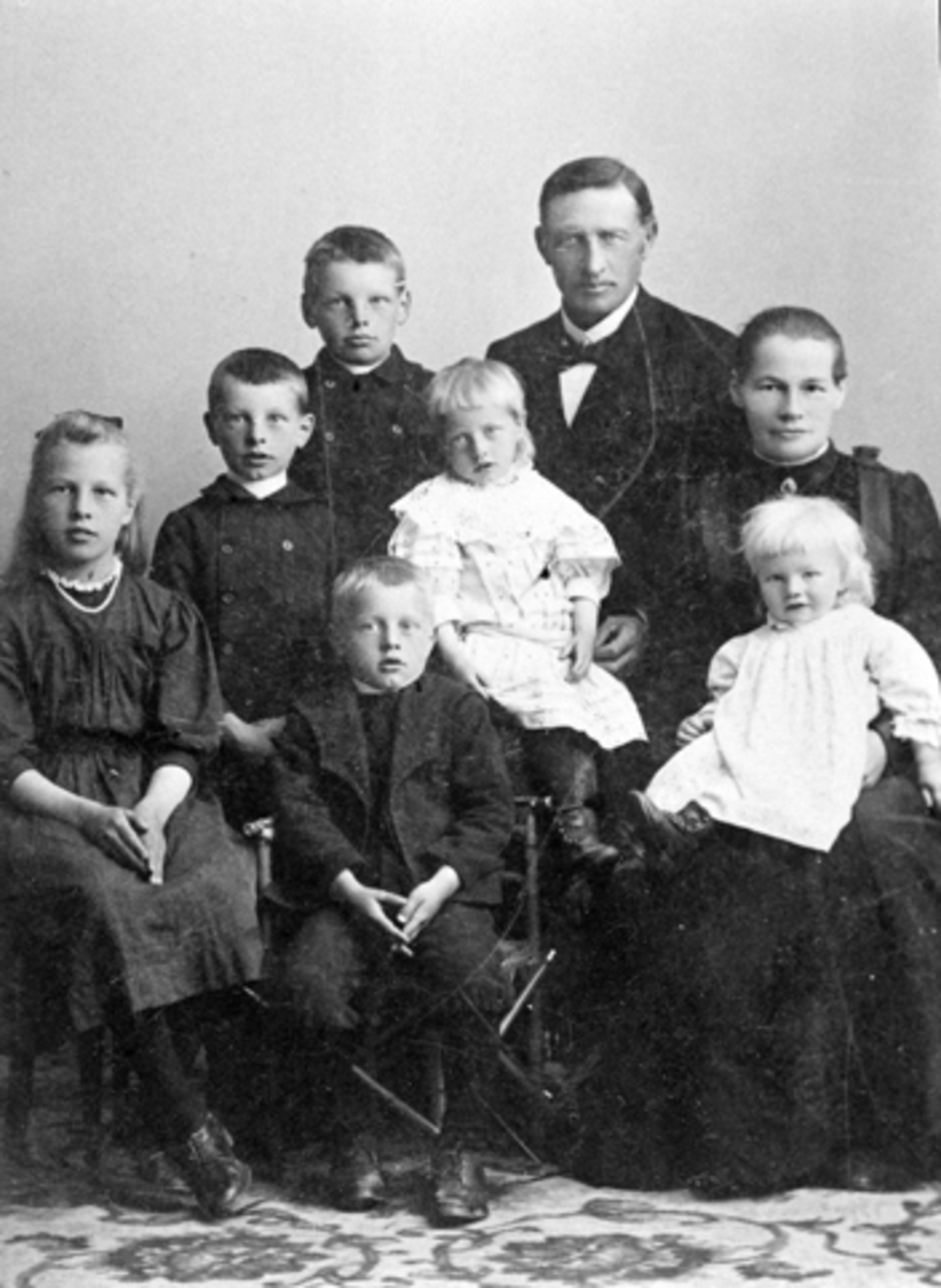 Anno Domkirkeodden, Familiegruppe fra Rønningen, Helgøya på 8 personer. Fra venstre foran er Magnus f.1901, Ella Marie (1904-1922), Tora f.1906. Bak fra venstre er Marie (Maja) f.1898, Karl (1899-1929), Alf f.1896, Andreas Andersen f.1854,Tilla Magnusdatter f.1874.