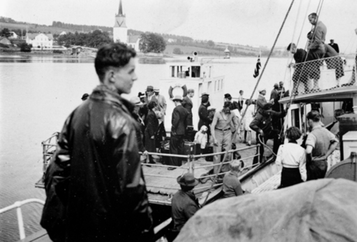 Anno Domkirkeodden, Ferja M.F. Helgøya legger inntil Skibladner i Nessundet for å levere eller hente passasjerer.