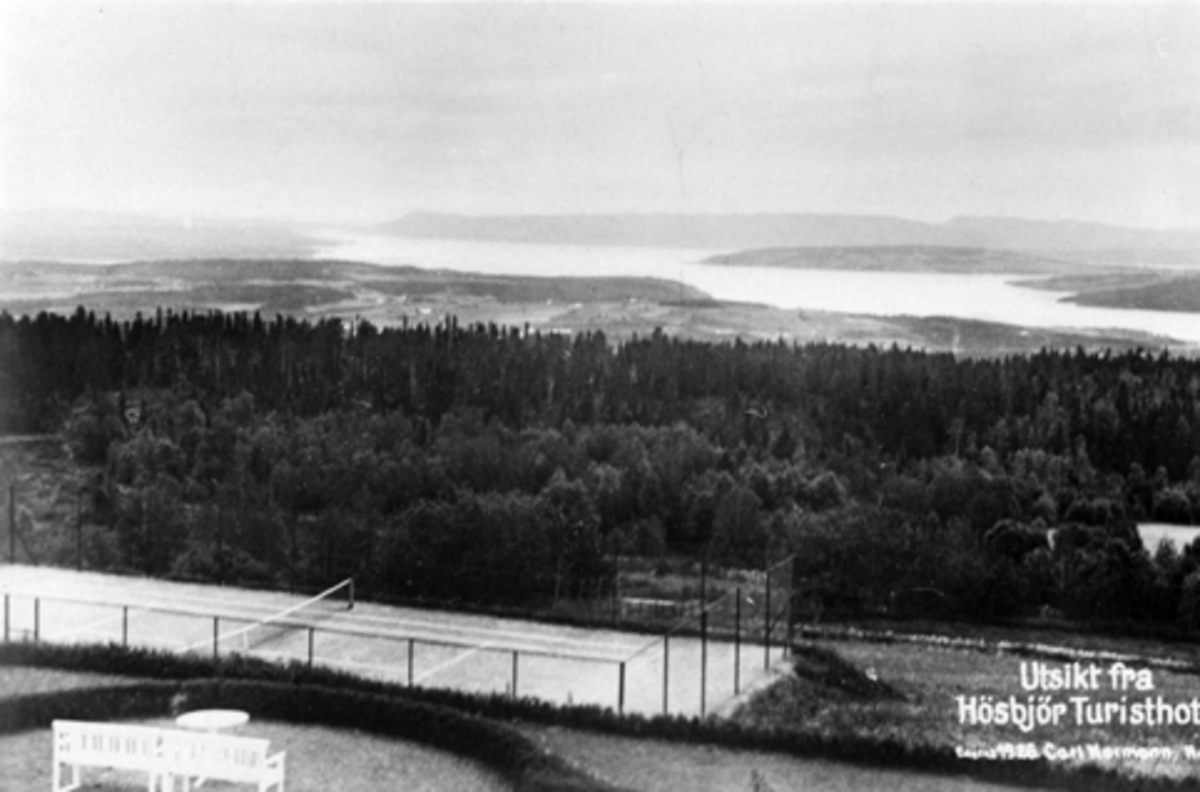 Anno Domkirkeodden, Høsbjør turisthotell med utsikt mot Furnes, Mjøsa, Helgøya og Skreia. Tennisbane i forgrunn.
