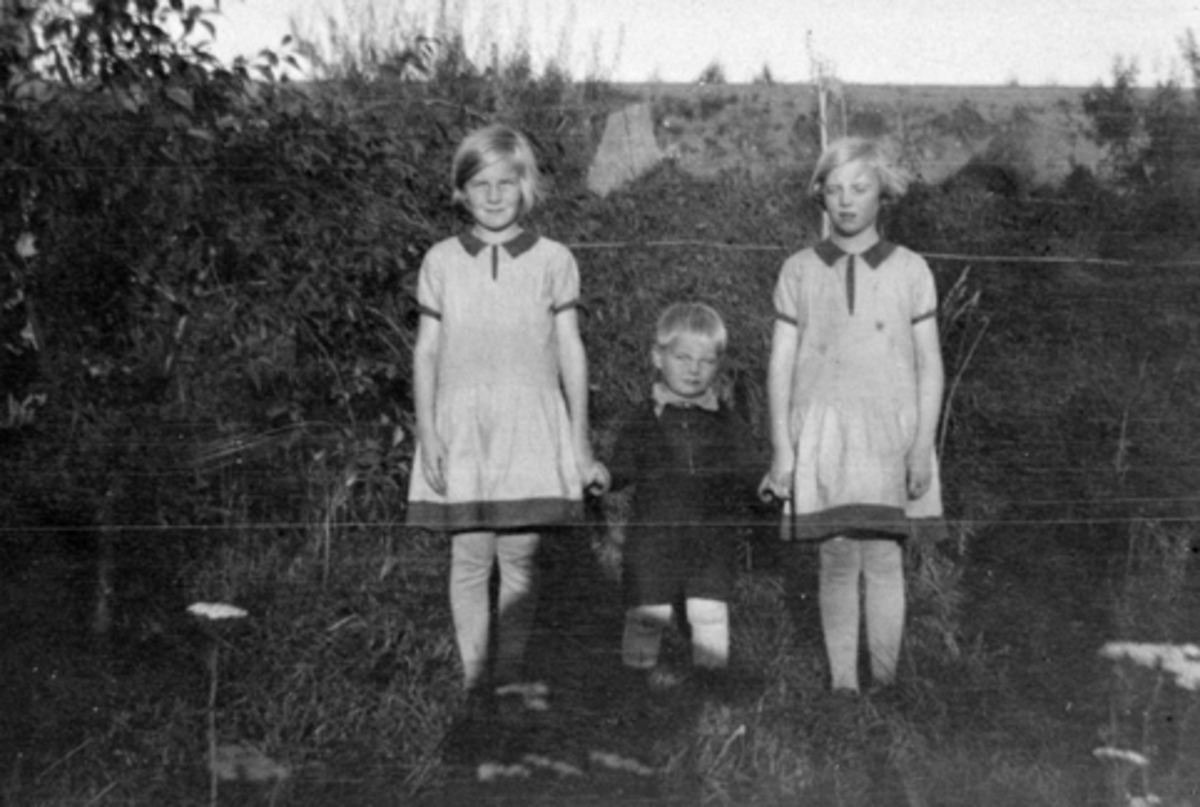 Anno Domkirkeodden, Barn i Kastbakken, Moelv. Laura, Henry og Else Østeraas, ca. 1930.