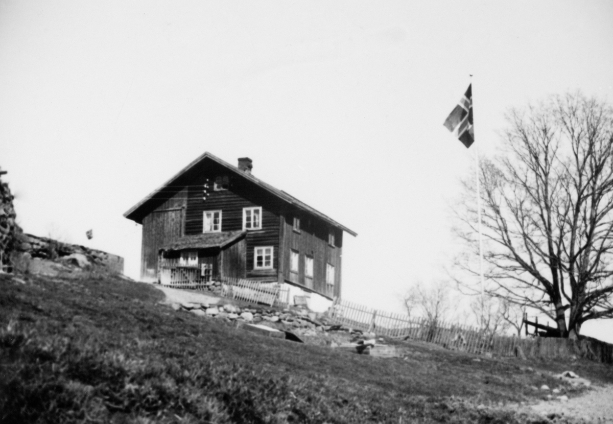 Anno Domkirkeodden, Eksteriør, Medlien gård, Ringsaker. Flaggdag 1939, gamlebygningen og lønnetreet trolig jevngamle, fra 1600-tallet.