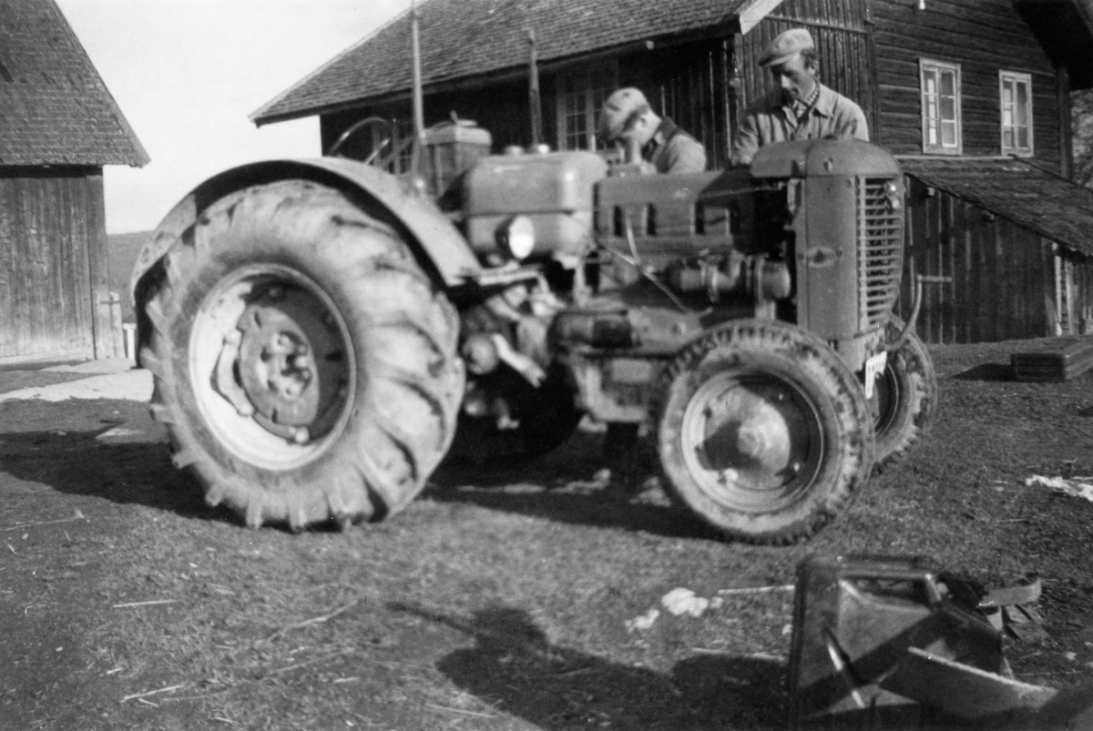 Anno Domkirkeodden, Hans H. Medlien drev en ta Ringsakers første maskinstasjoner på slutten av 1940-tallet. Her med gardskar Odvin Fredheim i arbeid med den første traktoren på garden, en Case. Foran hovedbygningen.