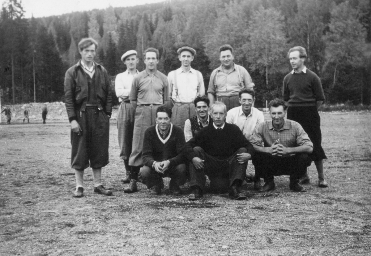 Anno Domkirkeodden, Vennskapsdyst på Brufossbana i 1951. Øst skal spille mot Vest og antrekket var ikke det viktigste den gangen. Foran fra venstre er Lars A. Gjørslie, Johan Lundsveen, keeper Oddvar Ulven, Even Krokengen, Einar Tveter. Bak fra venstre er Stener Ulven, Harald Brandbu, Oskar Krokengen, Oluf Skar, Marti…