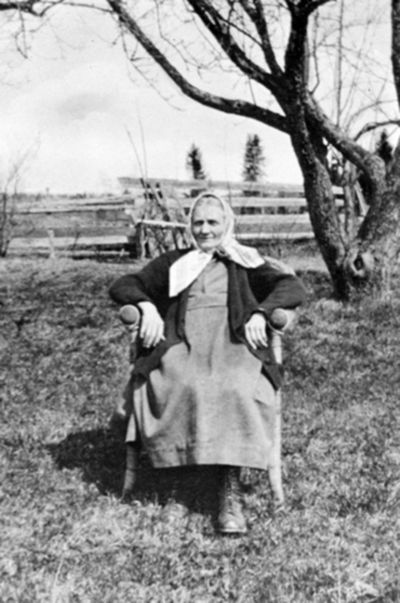 Anno Domkirkeodden, Portrett, Anne Mæland F.13-1-1856, i hagen på Røset øvre, Furnes.