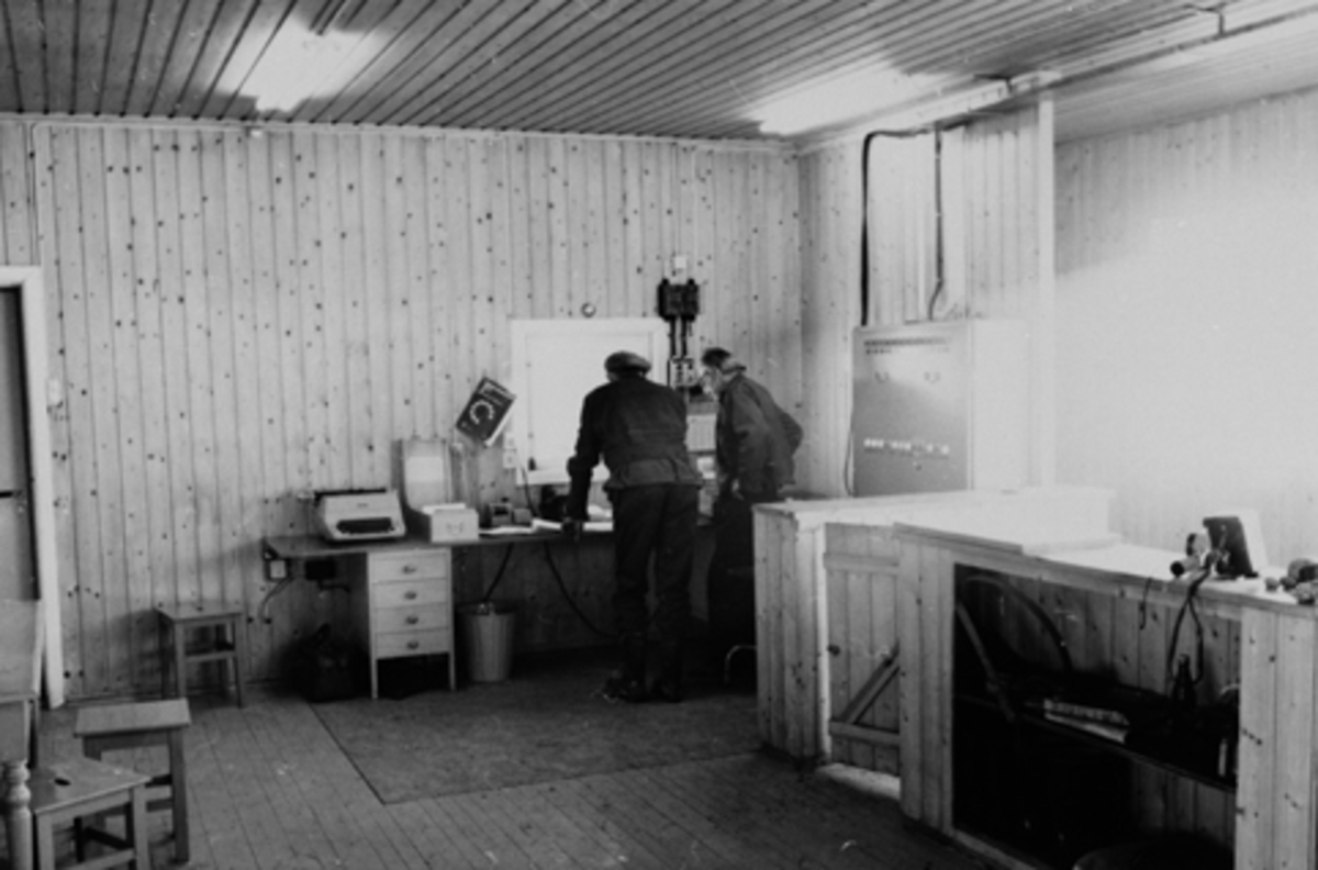 Anno Domkirkeodden, Jessnes Potetmjølfabrikk, Hedmarkens Potetmelfabrikk. Interiør, kontor. To ukjente personer.
