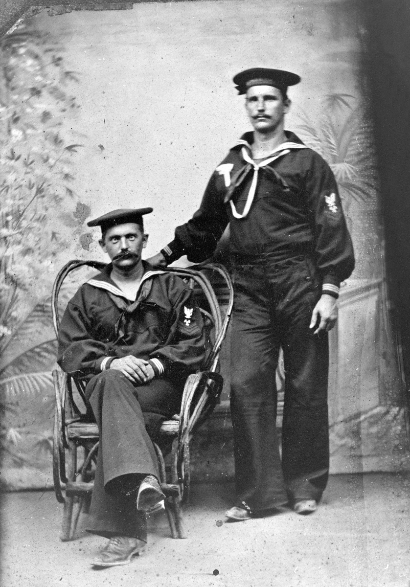 Anno Domkirkeodden, Birger Mathiasen Heggenhaugen (1867-1958) i uniform fra den amerikanske marinen. Bosatte seg i Amerika, Her sammen med en kamerat.