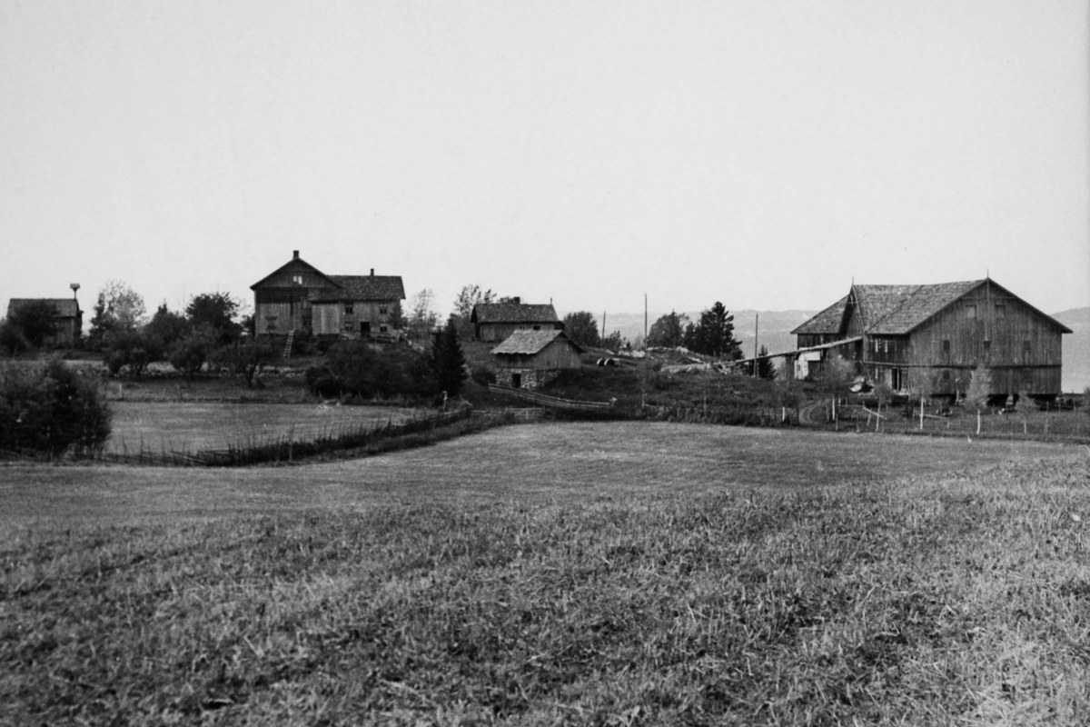 Anno Domkirkeodden, Brattberg gård. Gårdstunet i ca. 1940. Bare stabburet og skjulet står i dag.